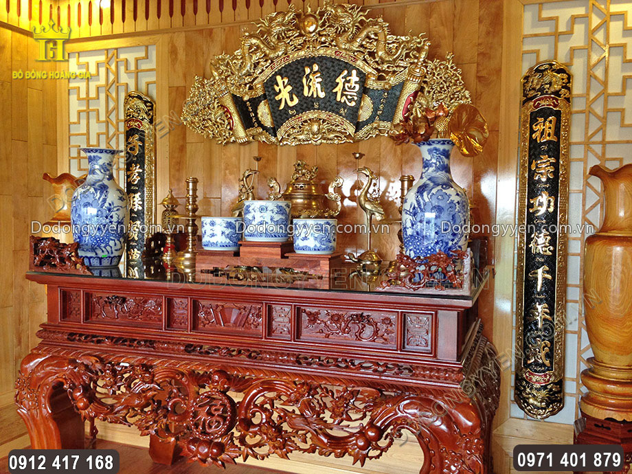Đỉnh đồng được đặt tại trung t&acirc;m ban thờ c&uacute;ng gia ti&ecirc;n